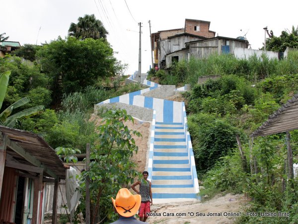 Escadaria construida pela prefeitura ap&oacute;s a eros&atilde;o quase ter engulido as casas