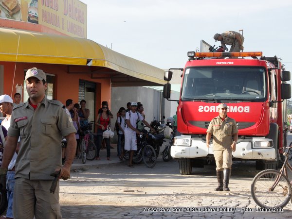 Nesta imagem o momento que os bombeiros de Porto Seguro chegam para efetuar o resgate do oper&aacute;rio soterrado que infelismente veio a &oacute;bito 