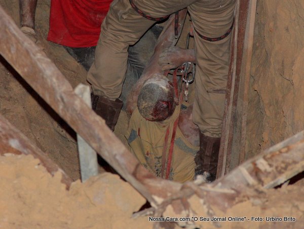 Nesta imagem os bombeiros tentam i&ccedil;ar o corpo que infelismente estava preso dentro da terra