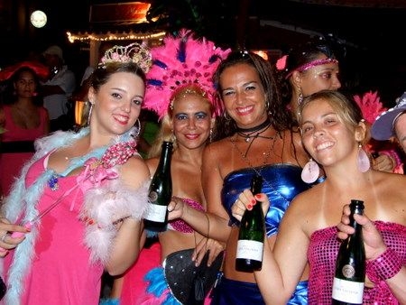 Fantasias e adere&ccedil;o embelezam o desfile do bloco A Bandeirosa