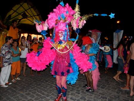 Fantasias e adere&ccedil;os fazem a beleza do desfile do bloco A Bandeirosa