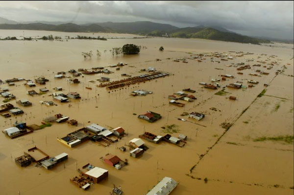 Vista a&eacute;rea das cheias no Vale do Itaja&iacute;, (24/11/2008 - Foto: Patrick Rodrigues / Ag&ecirc;ncia RBS
