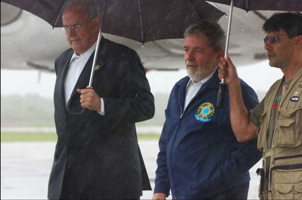 O governador de Santa Catarina, Luiz Henrique da Silveira, acompanhado do Presidente Lula visitam as areas alagadas - Foto: Marcos Porto / Ag&ecirc;ncia RBS
