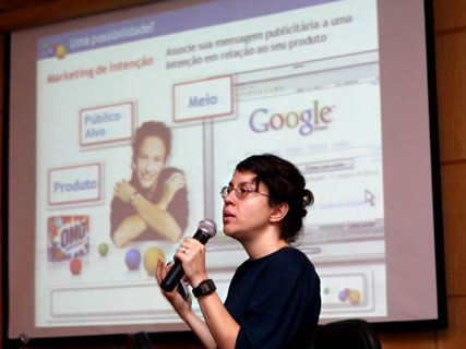 Ana Maki, representante da Google, durante apresenta&ccedil;&atilde;o de palestra no Ciclo de Semin&aacute;rios sobre Com&eacute;rcio Eletr&ocirc;nico      -      Foto: M&aacute;rcia Gouthier/ASN     