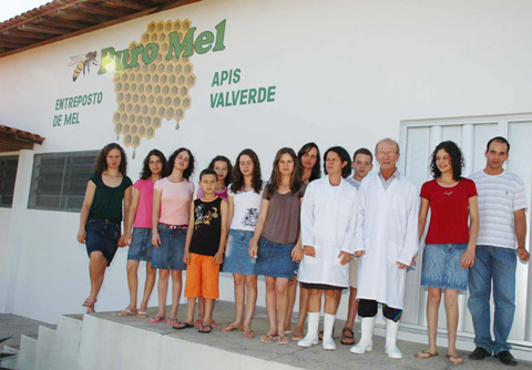 Fam&iacute;lia aprende com abelhas e produz mel de forma solid&aacute;ria