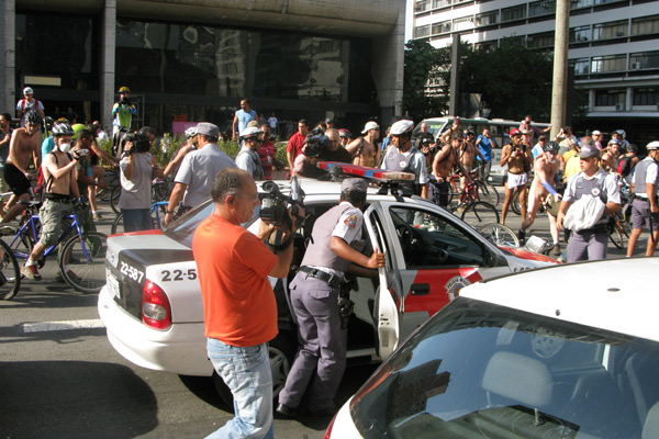 Ciclista sendo preso na Av. Paulista em Sampa