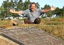 Francisco Pereira Barbosa, de 71 anos, descobriu que est&aacute; declarado como morto desde 30 de maio de 2000 e que sua "casa", desde ent&atilde;o, &eacute; um oss&aacute;rio no Cemit&eacute;rio Municipal Vale da Paz, em Goi&acirc;nia