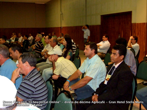 Comitiva de produtores de caf&eacute; da cidade de Itabela em primeiro plano de terno escuro o vereador Renaldo