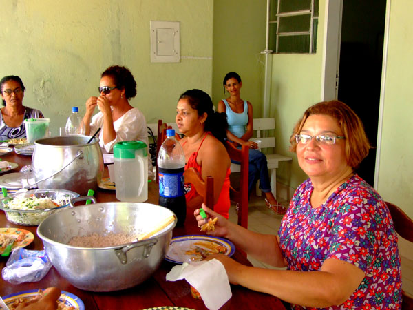 Eliane Menezes, almoçando com alunas do curso de flores tropicais
