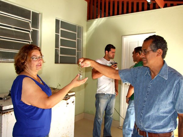 Cl&aacute;udio Barbosa presidente que sai entrega as chaves do Sindicato a presidente empossada