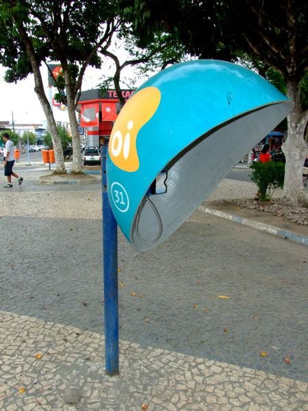 Orelhão da Praça da Bandeira, quebrado