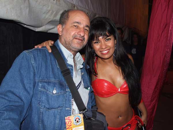 O diretor e rep&oacute;rter fotogr&aacute;fico do jornal eletr&ocirc;nico Nossa Cara.com, com a linda morena da banda Calcinha Preta