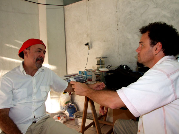 O artista Jorge Reis, sendo entrevistado por Guilherme Ferreira na reda&ccedil;&atilde;o do Nossa Cara.com