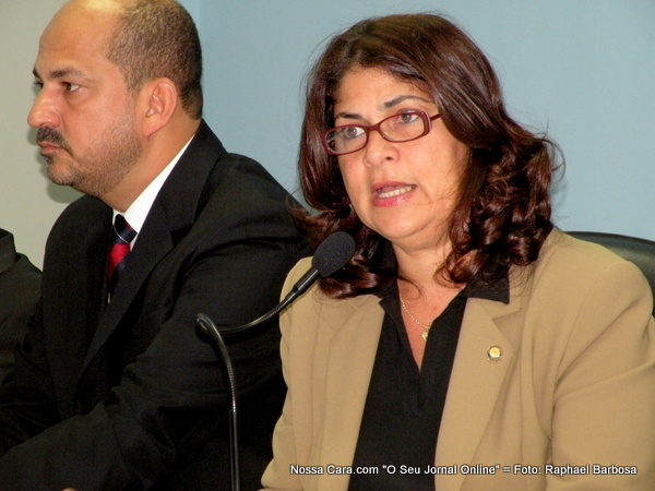 A vereadora Carm&eacute;m L&uacute;cia (presidente da C&acirc;mara) e o prefeito Rob&eacute;rio Oliveira