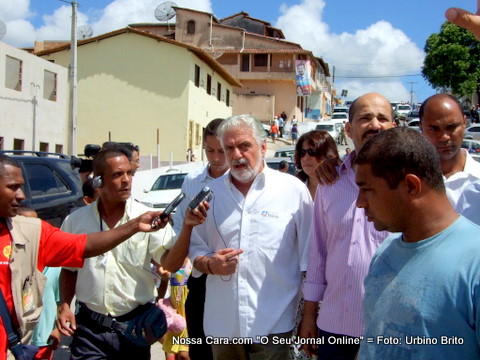 O governador Jaques Wagner desfila no meio do pov&atilde;o juntamente com o prefeito Rob&eacute;rio Oliveira