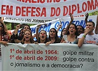 Estudantes participam de manifesta&ccedil;&atilde;o, em frente ao STF, em defesa da exig&ecirc;ncia do diploma de jornalista para o exerc&iacute;cio da profiss&atilde;o