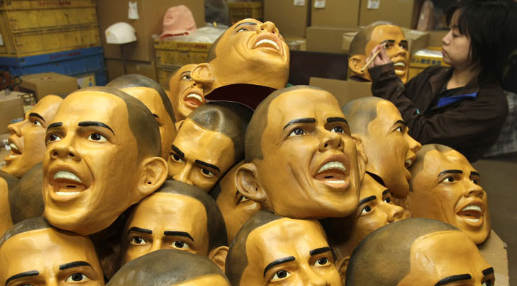 Artes&atilde; finaliza em T&oacute;quio m&aacute;scaras de Barack Obama para uma fabricante de brinquedos, que cobra US$ 24 por cada