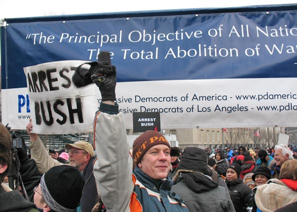 Paciifistas despedem-se dos portestos contra Bush nesta terça-feira (19) em washington = Foto: Chico Mendez/G1