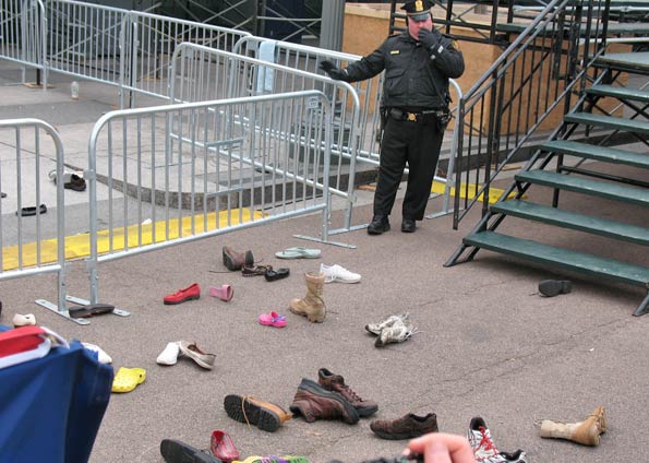 Policial observa os sapatos lançados contra a residência oficial (Foto: Chico Mendez/G1