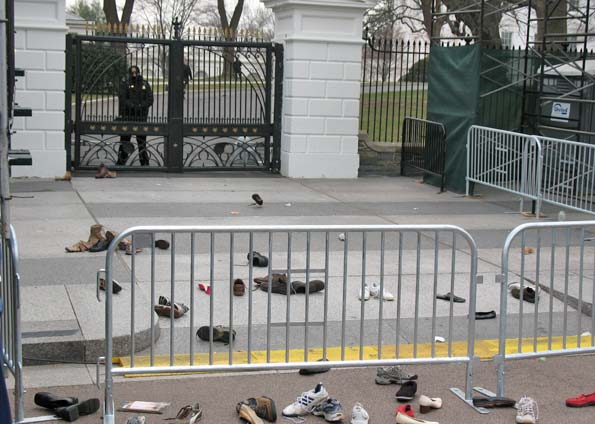 Sapatos lançados contra a Casa Branca, um dia antes de George W. Bush deixar o governo (Foto: Chico Mendez/G1