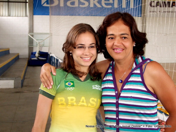 Adail Brito, aqui com a ginasta ol&iacute;mpica Marcela Guimar&atilde;es que esteve nos jogos Ol&iacute;mpicos em Pequim, na final dos Jogos Abertos 2008 em Cama&ccedil;ari 