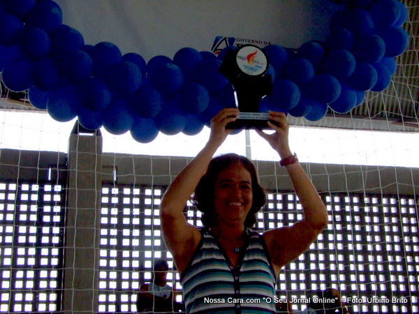 Adail Brito, com o trof&eacute;u de campe&atilde; de GR. Na final dos Jogos Abertos 2008 em Cama&ccedil;ari