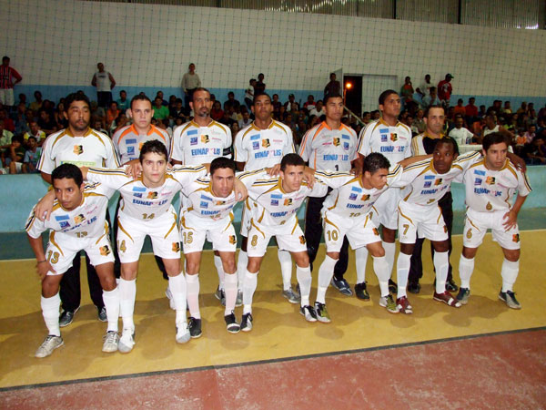 Time de Eun&aacute;polis, que deu show de bola na quadra de Guaratinga e empolgou a torcida