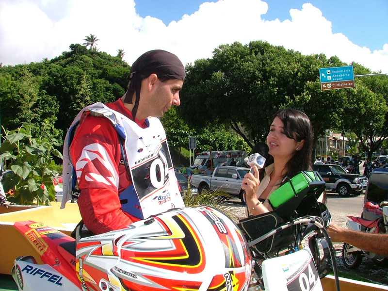 O campe&atilde;o Sandro Hoffmann, sendo entrevistado por Olivia Martins (Tv. Santa Cruz) minutos antes da largada