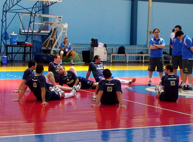Jogadores da sele&ccedil;&atilde;o conversam com membros da comiss&atilde;o t&eacute;cnica durante o treino desta segunda em Bras&iacute;lia - Renan Prates/UOL Esporte