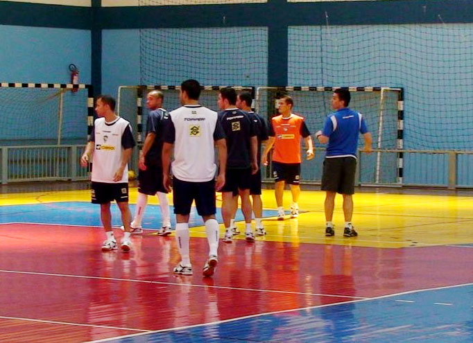 Jogadores do Brasil observam atentamente as instru&ccedil;&otilde;es do t&eacute;cnico PC de Oliveira - Renan Prates/UOL Esporte