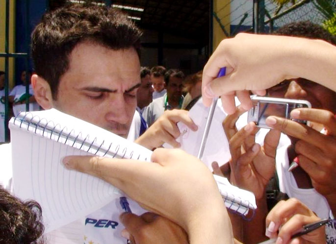 Falc&atilde;o foi o &uacute;ltimo a deixar o gin&aacute;sio em Bras&iacute;lia porque deu aut&oacute;grafos para os - Renan Prates/UOL Esporte