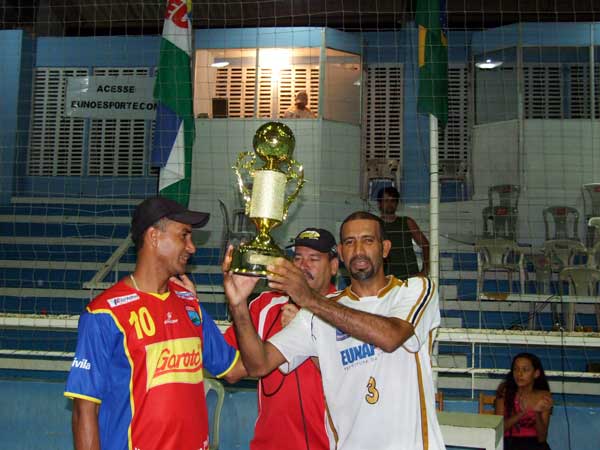 Momento em que Tico, capit&atilde;o do time de Eun&aacute;polis recebe o trof&eacute;u de campe&atilde;o 