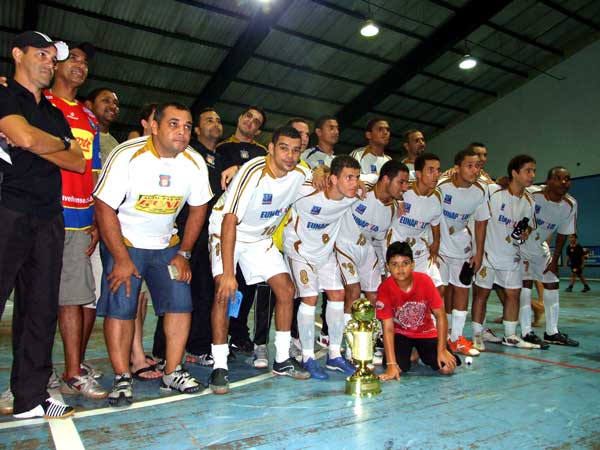 Time de Eun&aacute;polis vencedor com o trof&eacute;u de campe&atilde;o