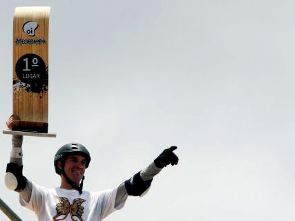 Bob Burniquist, exibe o trof&eacute;u de campe&atilde;o da Megarampa