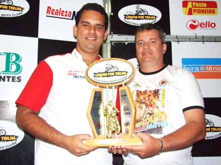 Thiago recebendo seu merecido trof&eacute;u