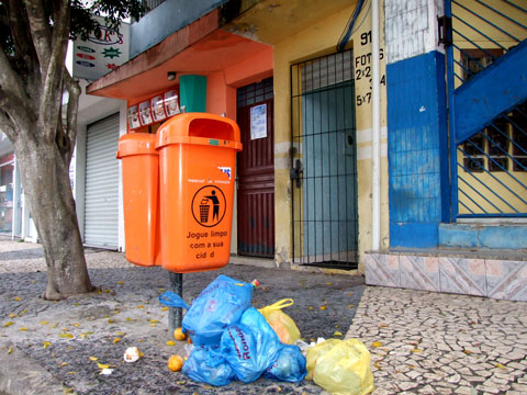 Monte de lixo na porta do Jornal Nossacara.com, que foi colocado pelos moradores do pr&eacute;dio vizinho na noite de domingo
