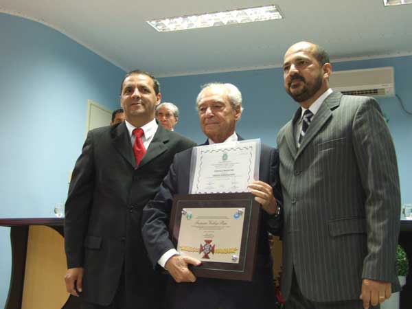 O ex-governador da Bahia e exministro da Defesa Valdir Pires racebendo do prefeito Rob&eacute;rio Oliveira e Vasco Queiroz presidente da C&acirc;mara