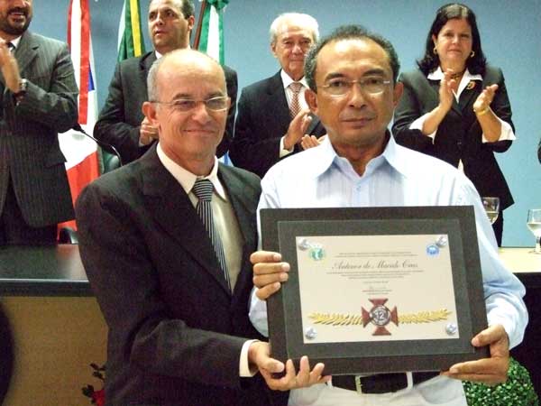 Jos&eacute; Carlos da banda Cheiro de Forr&oacute;, recebendo sua justa homenagem das m&atilde;os do pasto Ben&eacute; 
