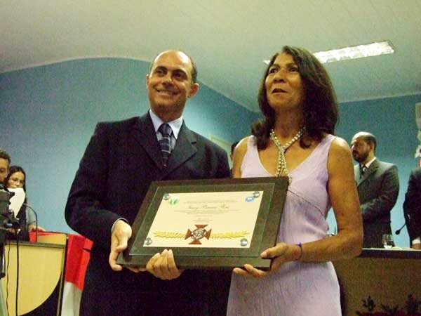 A professora e ex-vereadora Iracy Pereira dos Reis, sendo homenageada