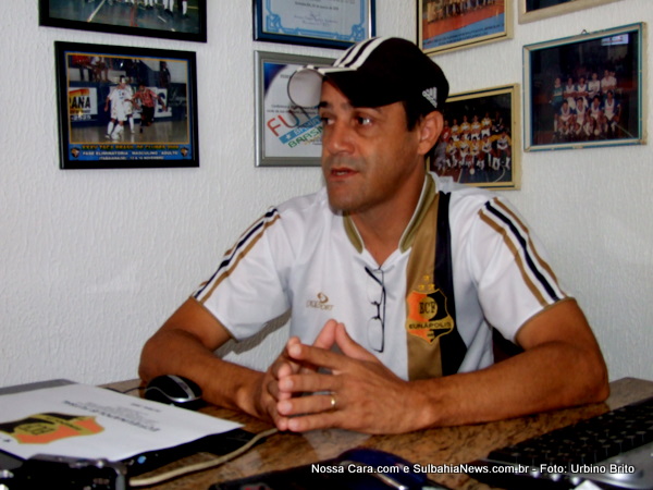 Artur Nunes (o velhor Dem&ocirc;nio), t&eacute;cnico vitorioso do time de futsal de Eun&aacute;polis, e colecionador de t&iacute;tulos