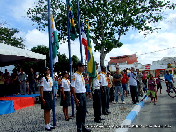 Vajam que as bandeiras do Estado da Bahia e a de Eun&aacute;polis est&atilde;o h&aacute; meio pau 