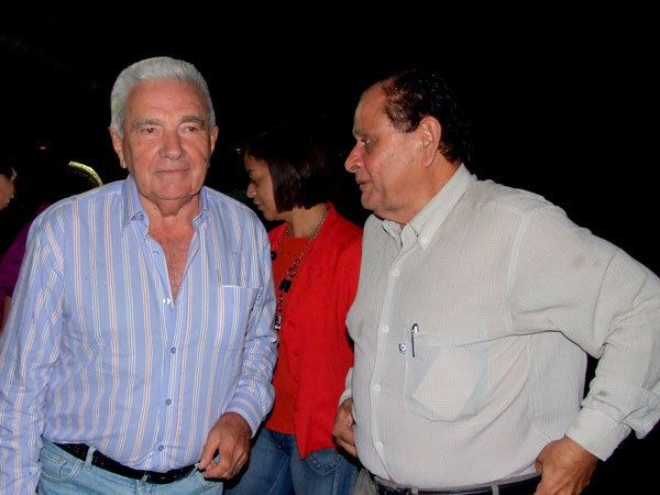 Z&eacute; Dantas (cebelos brancos) com Lucas Reis (Tio Lucas) durante homenagem prestada pelos pombalenses no S&iacute;tio Dispan
