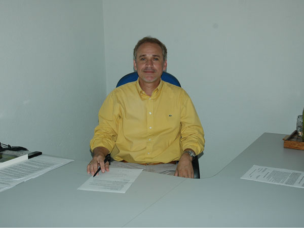 O secret&aacute;rio de Municipal de Meio Ambiente Gelton Freitas com o governador da Bahia Jaques Wagner