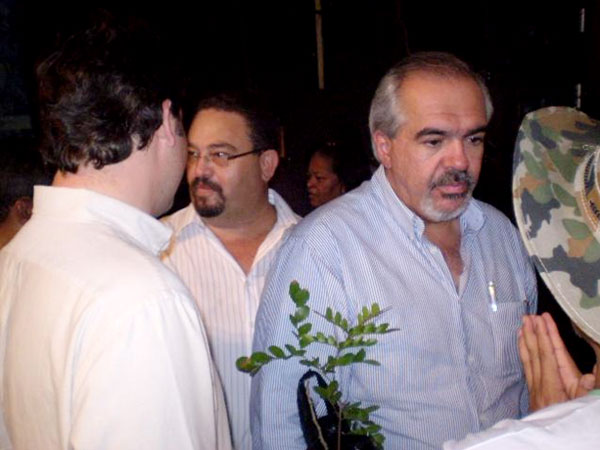 Ao fundo Alick Maia, secret&aacute;rio Municipal de Agricultura e o secret&aacute;rio Roberto Muiniz