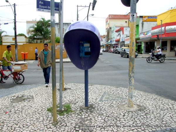 Na esquina das Avenidas Porto Seguro com Duque de Caxias em pleno centro da cidade