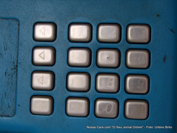 Neste aparelho o teclado &eacute; um verdadeiro martirio pra quem tem problemas de vis&atilde;o e precisa telefonar a noite