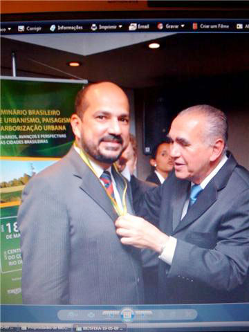O prefeito Rob&eacute;rio recebe a medalha &ldquo;30 anos do Biosfera&rdquo;;