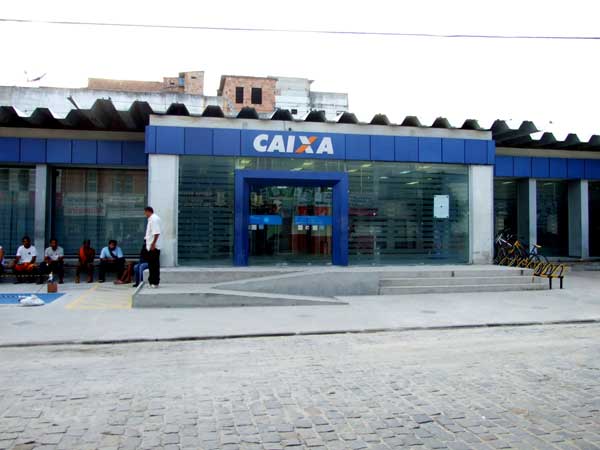 Frente da ag&ecirc;ncia da Caixa Econ&ocirc;mica no centro de Eun&aacute;polis