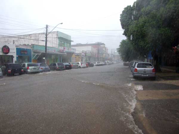Vis&atilde;o da rua 5 de novembro durante a chuva