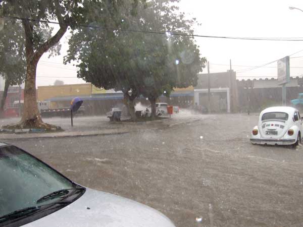 Pra&ccedil;a da Bandeira sempre fica alagada quando cai uma forte chuva